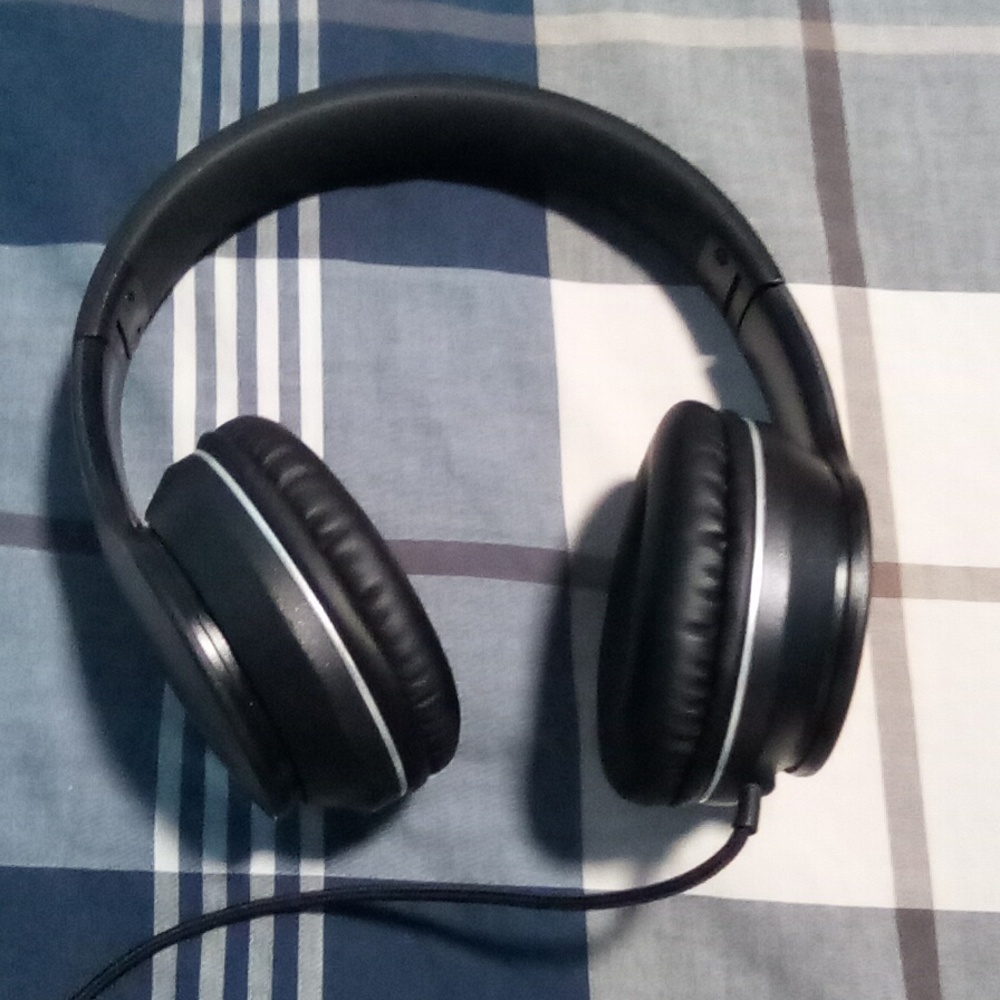 LORELEI black headphones